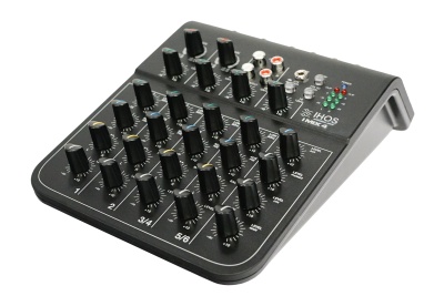 Misturadora de áudio analógica preta com múltiplos botões e entradas RCA