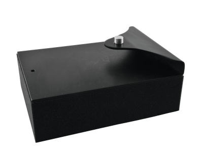 Cofre preto em metal com tampa aberta e fecho prateado