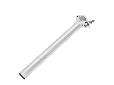 Tubo metálico prateado com braçadeira em fundo branco