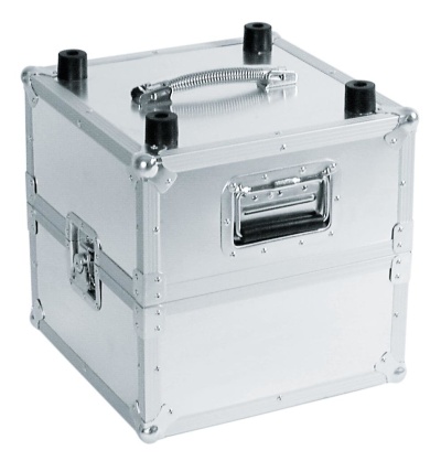 Caixa de metal prateada com pegas e reforços nos cantos