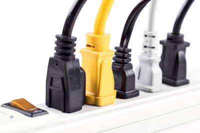 Régua de energia branca com cabos preto, amarelo e branco ligados