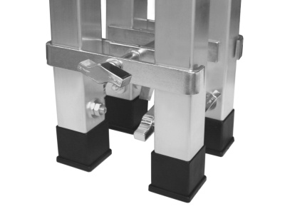 Extremidade metálica com pés de plástico preto e fechos de alavanca