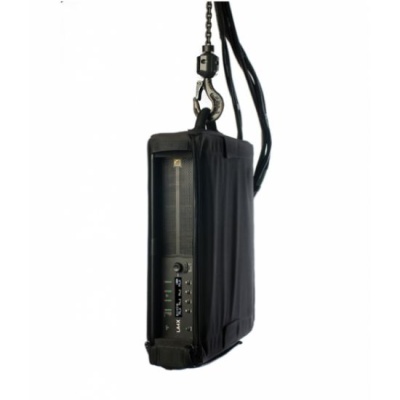 Coluna de som preta pendurada com corrente e gancho