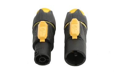 Dois conectores elétricos pretos com detalhes amarelos