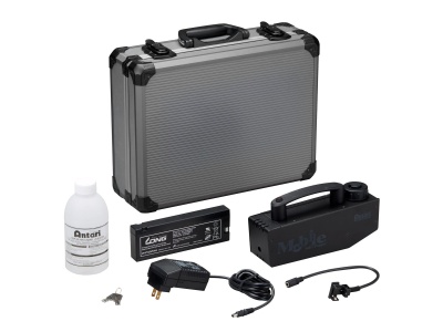 Equipamento electrónico com mala rígida, bateria, garrafa e cabos sobre fundo branco