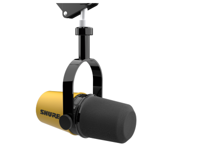Microfone Shure amarelo e preto com espuma protetora preta montado em suporte.