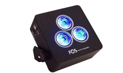 Dispositivo preto com três lentes iluminadas em azul e branco e texto FOS TECHNOLOGIES