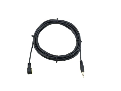 Cabo preto comprido com jack 3,5 mm e conector retangular sobre fundo branco.