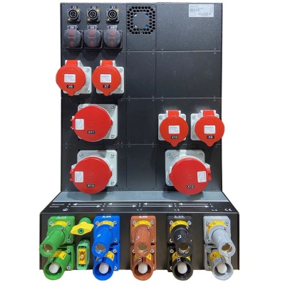 Quadro elétrico com várias tomadas industriais coloridas e numeradas