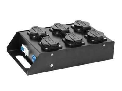 Base de tomadas de energia preta com seis fichas elétricas e ficha azul lateral