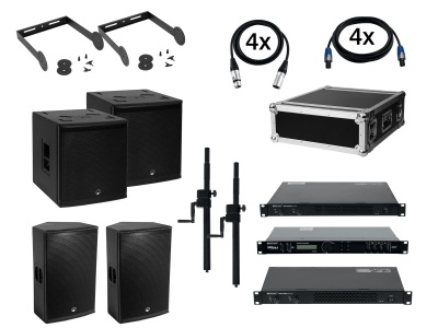 Equipamento de áudio PA composto por colunas, subwoofers, suportes, cabos, caixa de transporte e amplificadores pretos.