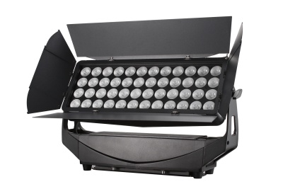 Projetor LED profissional preto com 40 lentes e aletas ajustáveis