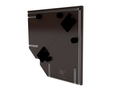 Placa preta quadrada com suportes pretos e detalhes metálicos prateados