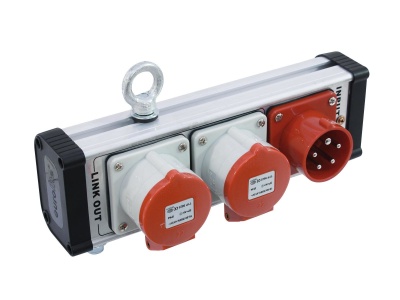 Barra com tomadas e ficha elétrica vermelhas em estrutura metálica prateada