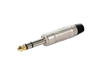 Conector de áudio jack metálico dourado e prateado isolado em fundo branco