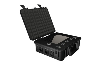 Mala preta dura com painel de controlo e conectores XLR