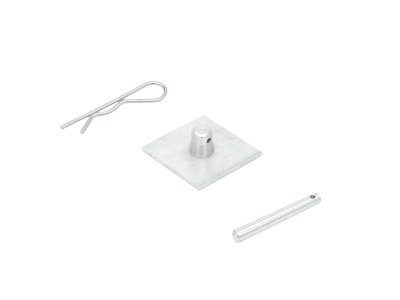 Conjunto metálico com pino, clipe e peça quadrada em fundo branco