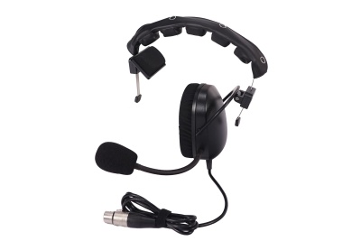 Auricular preto com microfone e cabo XLR em fundo branco