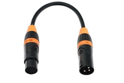 Cabo adaptador XLR preto com detalhes laranja sobre fundo branco