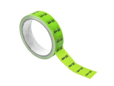 Rolo de fita adesiva verde com texto 25 mtr