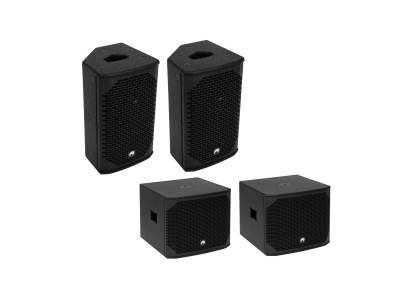 Conjunto de quatro colunas de som pretas com grelha frontal e textura