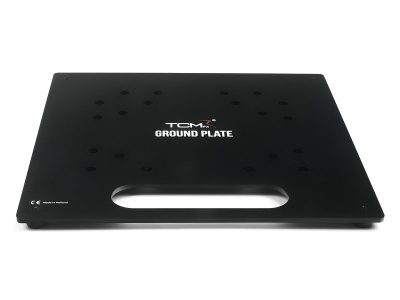 Placa base preta de metal com texto 'TCM GROUND PLATE'