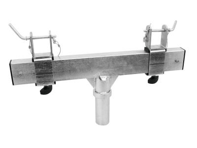 Suporte metálico prateado com grampos ajustáveis e base cilíndrica sobre fundo branco