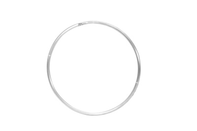 Argola de brincos metálica prateada em fundo branco