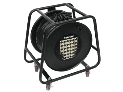 Carretel de cabo elétrico com 24 tomadas em estrutura metálica preta e rodas