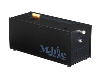 Dispositivo eletrónico preto Mobile MB-20 Fogger em fundo branco