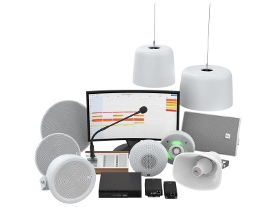 Conjunto de altifalantes, microfone, painel de controlo e dispositivos eletrónicos em fundo branco