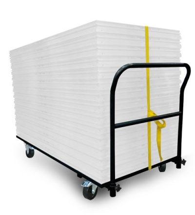 Carrinho metálico preto com rodas, carregando placas brancas empilhadas e presas com cinta amarela