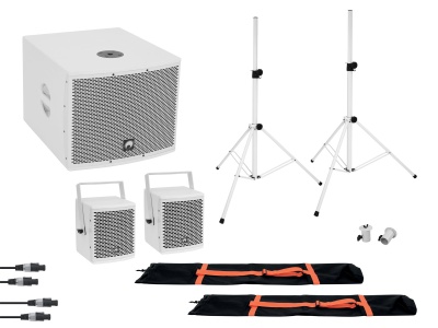 Sistema de som branco com subwoofer, colunas, tripés e acessórios.