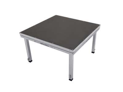 Estrutura elevada quadrada com tampo preto e pernas metálicas prateadas