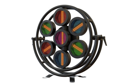 Suporte circular em metal preto com discos coloridos em tecido.