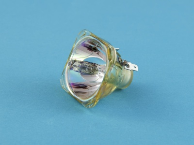 Lâmpada halogénea com base metálica e vidro refletor sobre fundo azul