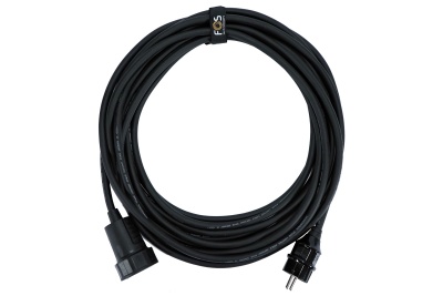 Extensão elétrica preta enrolada com tomada e ficha, fundo branco