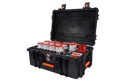 Estojo preto aberto com frascos de vidro com tampas vermelhas e brancas