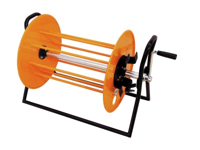 Carretel de mangueira laranja e preto com suporte e manivela