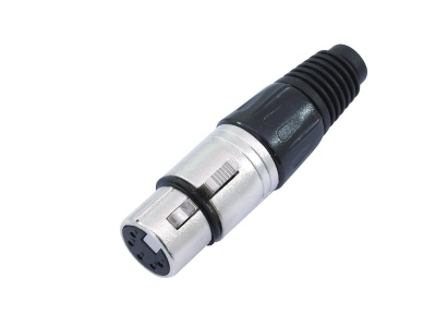 Conector XLR metálico prateado com capa preta para cabo de áudio