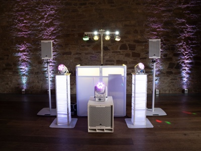 Equipamento de som e luz para eventos junto a parede de pedra