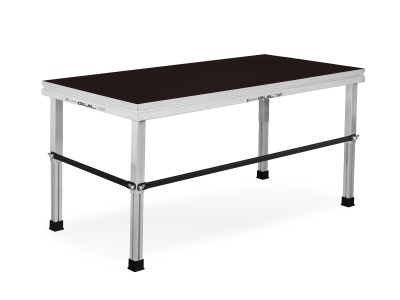 Mesa de trabalho industrial com tampo preto e estrutura metálica prateada