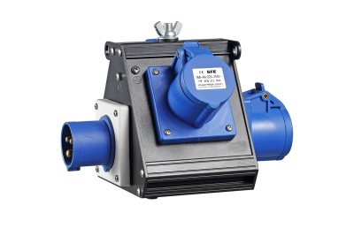 Tomada elétrica industrial azul e cinza com etiqueta de especificações