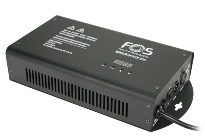 Fonte de alimentação preta FOS Ribbon Driver 200 com visor digital e conexões laterais