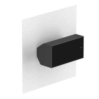 Coluna de som preta retangular montada na parede