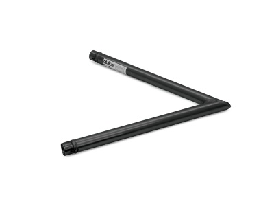 Peça triangular de tubos pretos com etiqueta QLEFY MWCE1