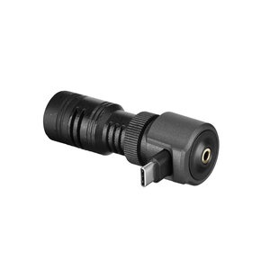 Adaptador preto com conector Lightning e entrada para fone de ouvido