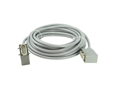 Cabo de extensão cinzento com conectores metálicos e plásticos em fundo branco