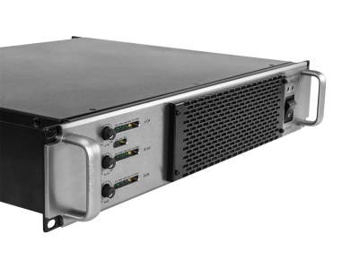 Amplificador de potência profissional com painel frontal cinza e botões rotativos