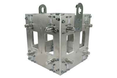 Estrutura metálica cúbica com placas aparafusadas e duas alças para elevação